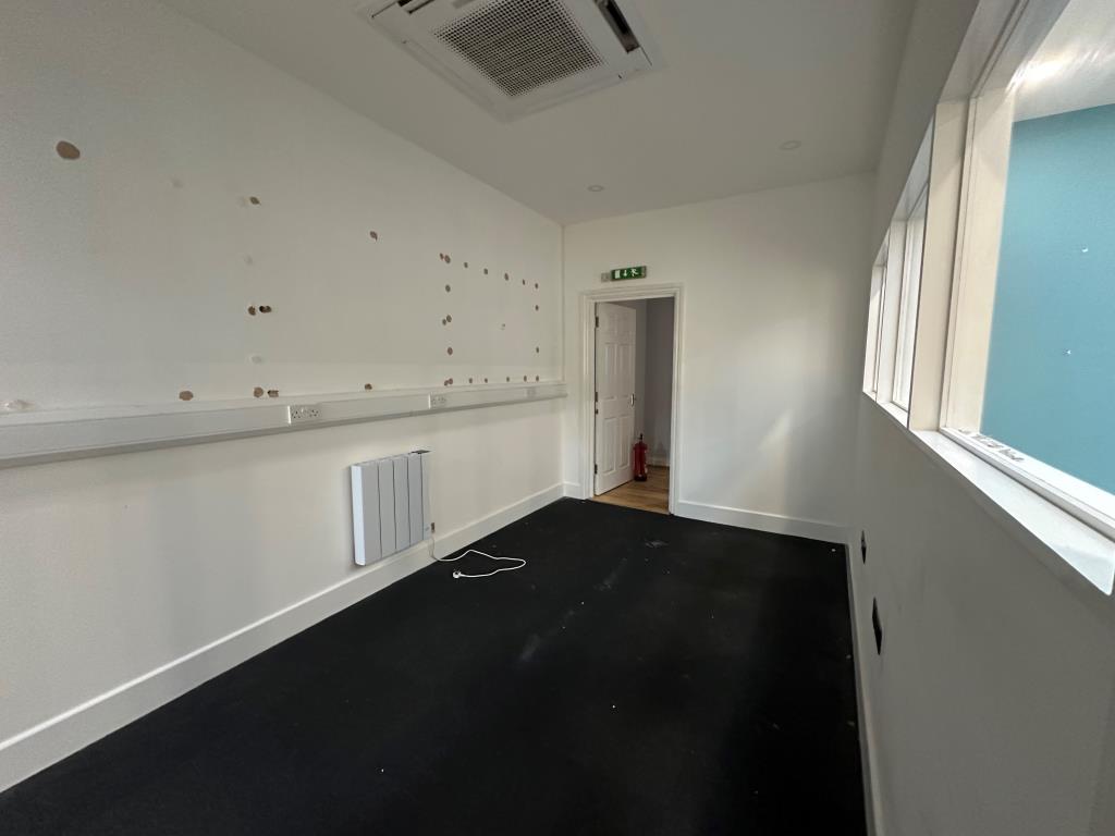 Lot: 48 - TWO COMMERCIAL UNITS AND FREEHOLD OF BLOCK FOR INVESTMENT - 23 - Room